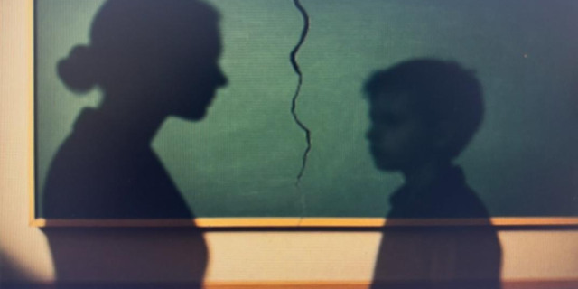 O poder docente se desvia da ética. O poder docente se desvia da ética.