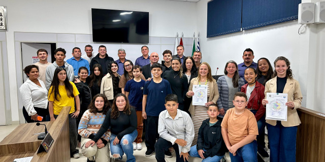 Iniciativa inédita aproxima jovens da vivência política.