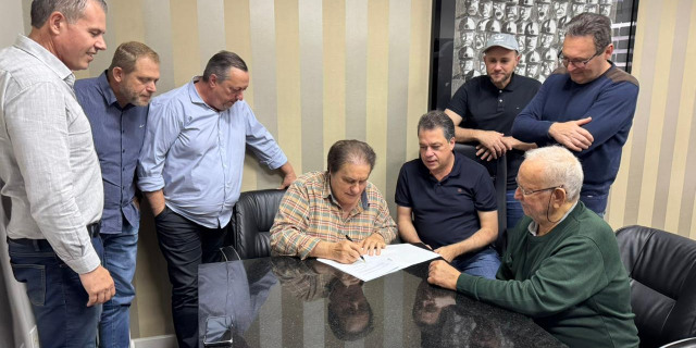 Empresário Henrique Salvaro oficializou a doação de um terreno do Grupo Salvaro à Cooperativa de Energia Treviso (Certrel).