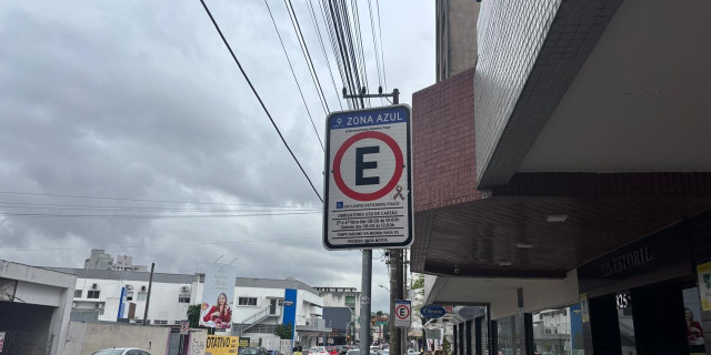 Cinco minutos gratuitos nas vagas rotativas para motoristas que mantiverem o pisca-alerta ligado.