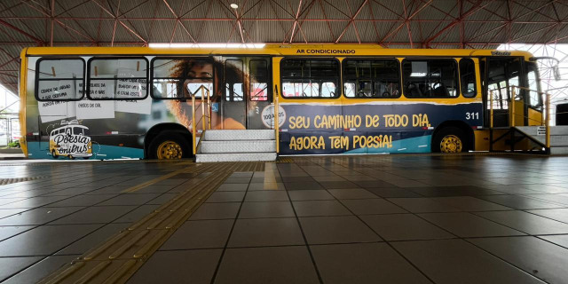 Criciúma a quarta edição do projeto "A Poesia Vai de Ônibus".