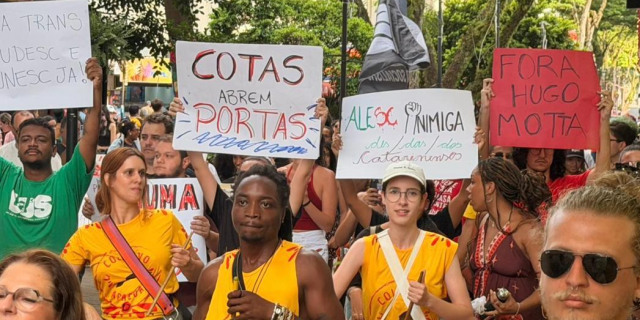 Manifestantes defendem a permanência das políticas de inclusão no ensino superior catarinense.