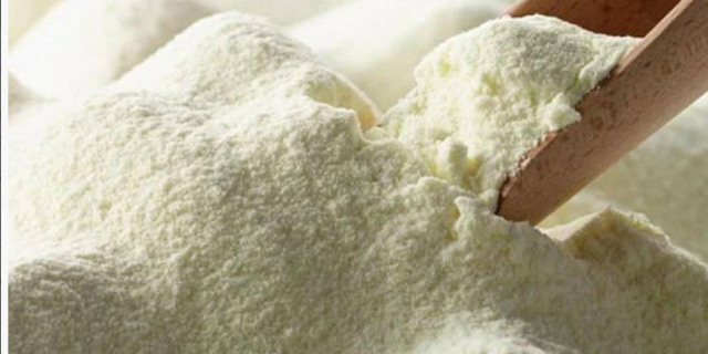 Leite em pó importado, cujo uso para reconstituição passa a ser proibido para evitar concorrência desleal.