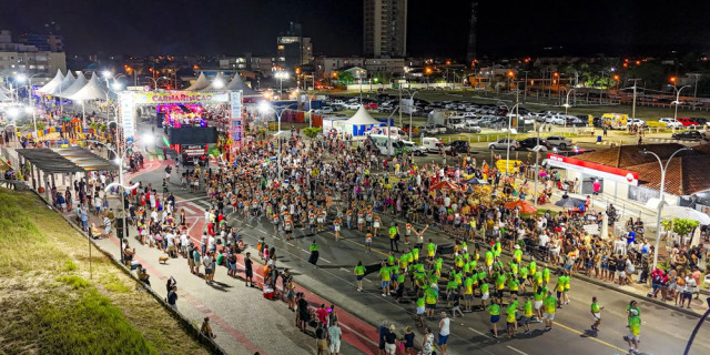 Nem a chuva apagou o brilho da festa: no Balneário Rincão, a alegria falou mais alto e tomou conta da avenida. Nem a chuva apagou o brilho da festa: no Balneário Rincão, a alegria falou mais alto e tomou conta da avenida.