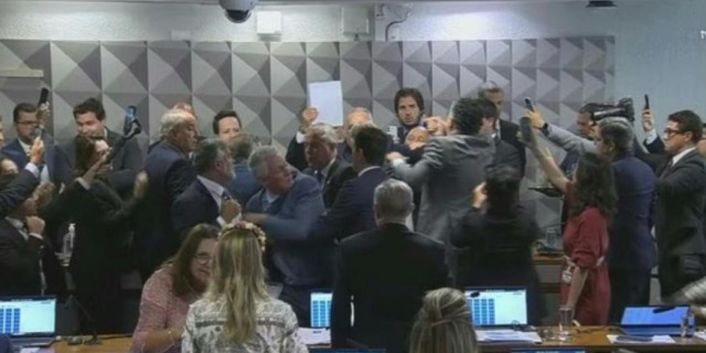 Quando o debate perde a razão, o espetáculo vira regra.. Quando o debate perde a razão, o espetáculo vira regra..