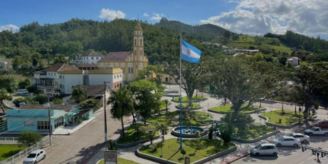 Entre raízes e decisões políticas, Pedras Grandes transforma indignação em gesto institucional.. Entre raízes e decisões políticas, Pedras Grandes transforma indignação em gesto institucional..