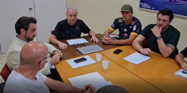 Decisão difícil, tomada à mesa, para manter a cidade funcionando no essencial..
