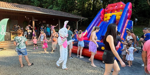 Caça aos ovos mobiliza famílias e ocupa espaços públicos em Criciúma.. Caça aos ovos mobiliza famílias e ocupa espaços públicos em Criciúma..