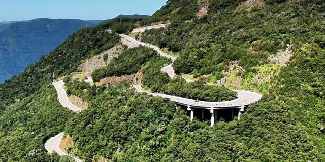 Inaugura-se o trecho; permanece o atraso..