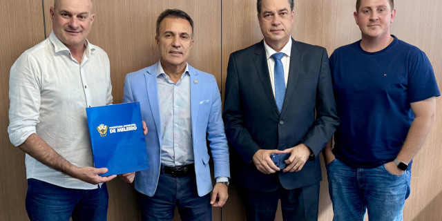 Entre articulações e promessas, a estrada ainda espera o asfalto.