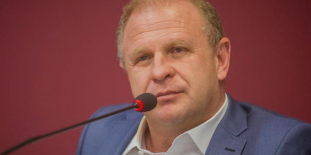 Merisio sai do silêncio.