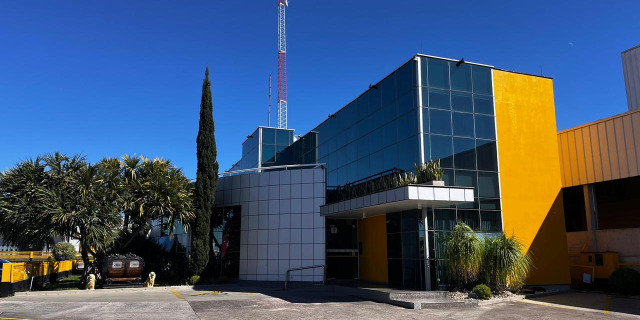 “Há 80 anos, a voz que informa e emociona o Sul catarinense.”