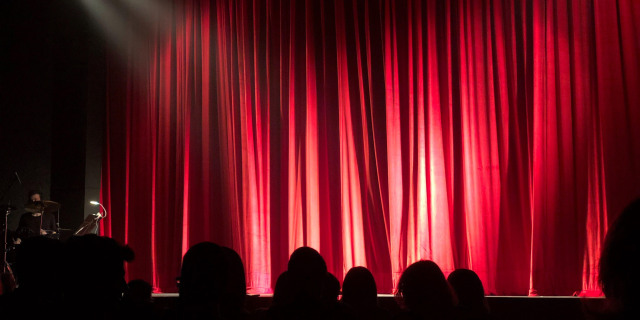 O palco muda, a disputa permanece.