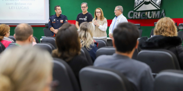 Preparar quem educa também é proteger quem aprende.. Preparar quem educa também é proteger quem aprende..