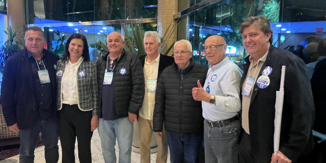 Grupo de Nova Veneza acompanha Esperidião Amin durante convenção do PP.. Grupo de Nova Veneza acompanha Esperidião Amin durante convenção do PP..