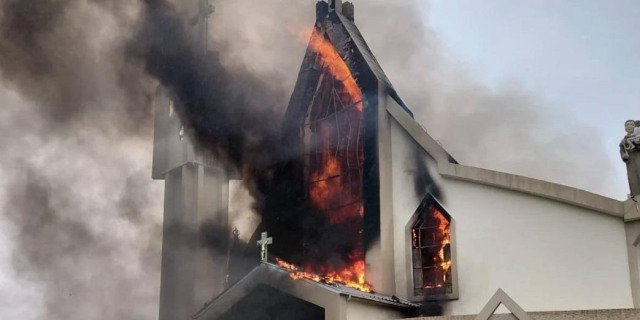 Padre Lino Brunel detalha incêndio em igreja de Treze de Maio Padre Lino Brunel detalha incêndio em igreja de Treze de Maio