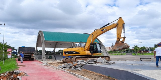 Quatro meses depois da inauguração, o chafariz dá lugar à demolição.