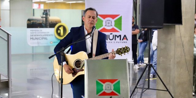 Prefeito Vaguinho participa da homenagem aos servidores com apresentação de voz e violão.. Prefeito Vaguinho participa da homenagem aos servidores com apresentação de voz e violão..